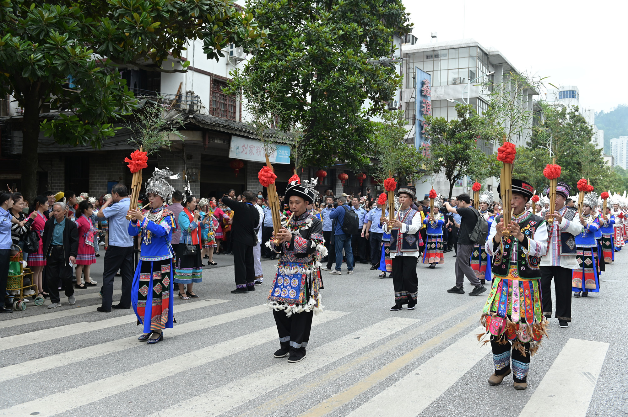 世界, 置芦笙迎宾