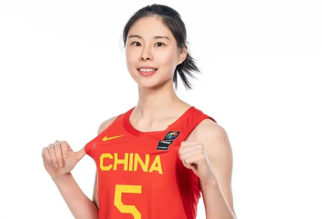 出了职业生, 近期她成为 出了职业生, 近期她成为